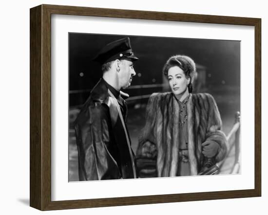 MILDRED PIERCE, 1945 directed by MICHAEL CURTIZ Joan Crawford (b/w photo)-null-Framed Photo