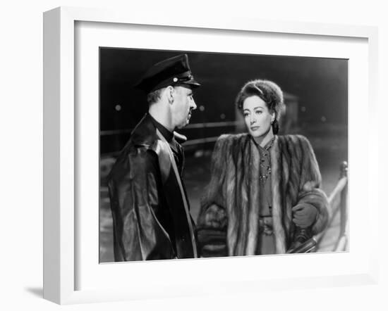 MILDRED PIERCE, 1945 directed by MICHAEL CURTIZ Joan Crawford (b/w photo)-null-Framed Photo