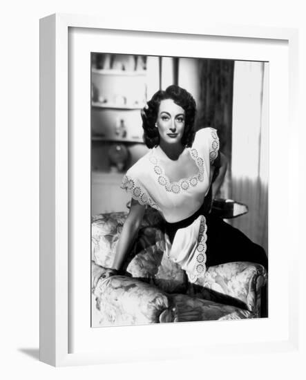 MILDRED PIERCE, 1945 directed by MICHAEL CURTIZ Joan Crawford (b/w photo)-null-Framed Photo