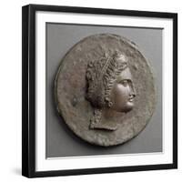 Miroir à boîte: tête féminine, de profil, avec boucle d'oreille en forme de-null-Framed Giclee Print