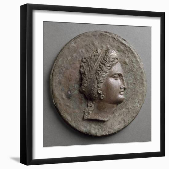 Miroir à boîte: tête féminine, de profil, avec boucle d'oreille en forme de-null-Framed Giclee Print