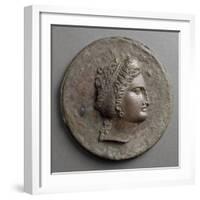 Miroir à boîte: tête féminine, de profil, avec boucle d'oreille en forme de-null-Framed Giclee Print