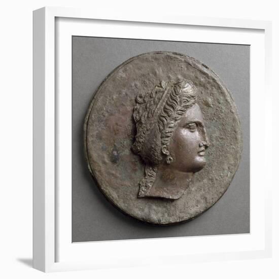 Miroir à boîte: tête féminine, de profil, avec boucle d'oreille en forme de-null-Framed Giclee Print