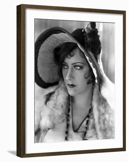 Miss Sadie Thompson by Raoul Walsh with Gloria Swanson, 1928 (b/w photo)-null-Framed Photo