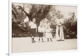 Mme Salles et ses 3 enfants dans le jardin de la villa Salles à Beaulieu-null-Framed Giclee Print