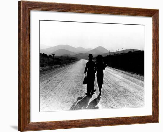 Modern Times, Charlie Chaplin, Paulette Goddard, 1936-null-Framed Photo