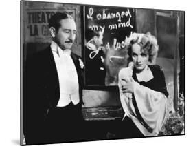 MOROCCO, 1930 directed by JOSEF VON STERNBERG Adolphe Menjou and Marlene Dietrich (b/w photo)-null-Mounted Photo