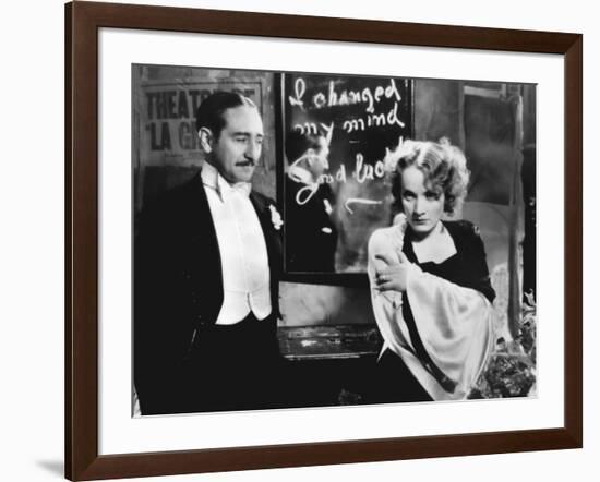 MOROCCO, 1930 directed by JOSEF VON STERNBERG Adolphe Menjou and Marlene Dietrich (b/w photo)-null-Framed Photo