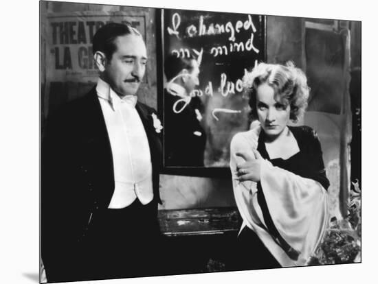 MOROCCO, 1930 directed by JOSEF VON STERNBERG Adolphe Menjou and Marlene Dietrich (b/w photo)-null-Mounted Photo