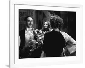 MOROCCO, 1930 directed by JOSEF VON STERNBERG Adolphe Menjou and Marlene Dietrich (b/w photo)-null-Framed Photo