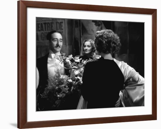 MOROCCO, 1930 directed by JOSEF VON STERNBERG Adolphe Menjou and Marlene Dietrich (b/w photo)-null-Framed Photo