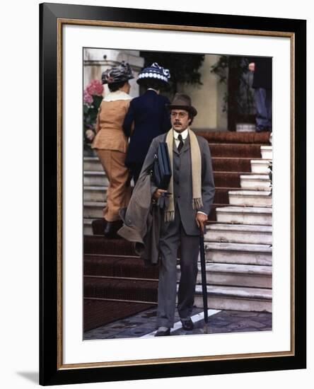 MORTE A VENEZIA / MORT A VENISE, 1971 directed by LUCHINO VISCONT Dirk Bogarde (photo)-null-Framed Photo