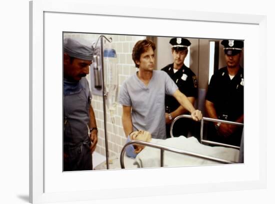 Morts suspectes Coma by Michael Crichton with Michael Douglas and Genevieve Bujold, 1978 (photo)-null-Framed Photo