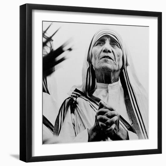 Mother Teresa of Calcutta Prays During a Religious Service-null-Framed Premium Photographic Print