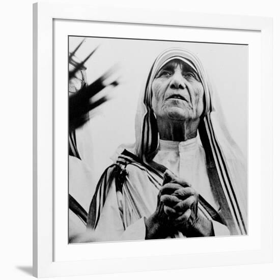 Mother Teresa of Calcutta Prays During a Religious Service-null-Framed Photographic Print