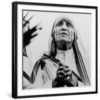 Mother Teresa of Calcutta Prays During a Religious Service-null-Framed Photographic Print