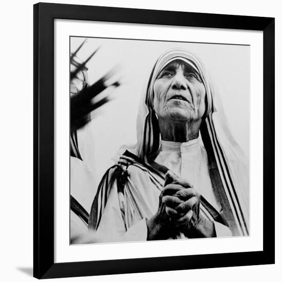 Mother Teresa of Calcutta Prays During a Religious Service-null-Framed Photographic Print