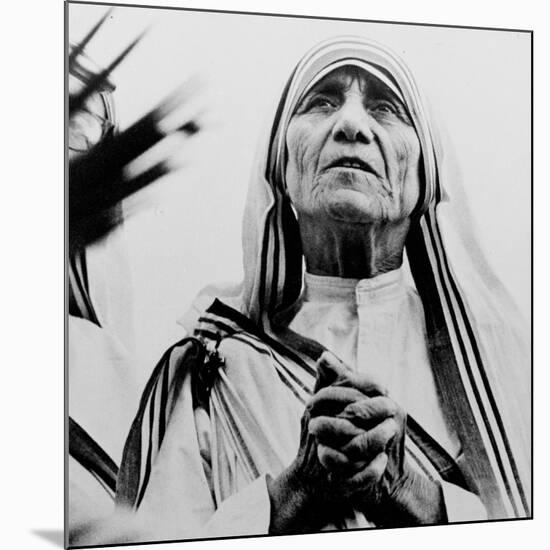 Mother Teresa of Calcutta Prays During a Religious Service-null-Mounted Photographic Print