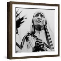 Mother Teresa of Calcutta Prays During a Religious Service-null-Framed Photographic Print