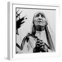 Mother Teresa of Calcutta Prays During a Religious Service-null-Framed Photographic Print