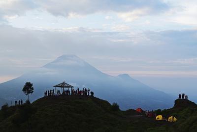 https://imgc.allpostersimages.com/img/posters/mount-sindoro-dieng-plateau-java-indonesia-southeast-asia-asia_u-L-PSY0JD0.jpg?artPerspective=n
