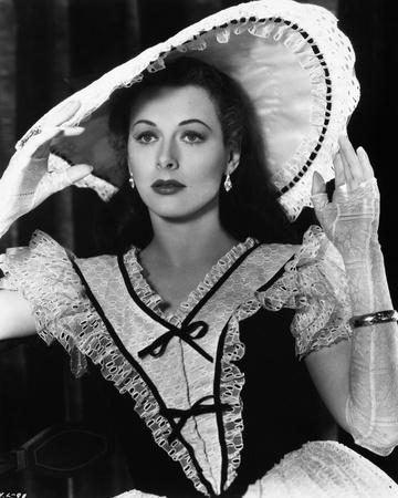 movie-star-news-hedy-lamarr-wearing-a-big-hat_u-L-Q1156AZ0.jpg