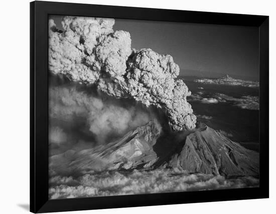 Mt. St. Helens Erupting-Bettmann-Framed Photographic Print