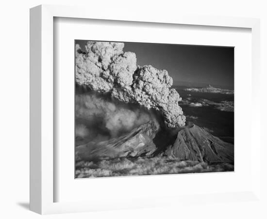 Mt. St. Helens Erupting-Bettmann-Framed Photographic Print