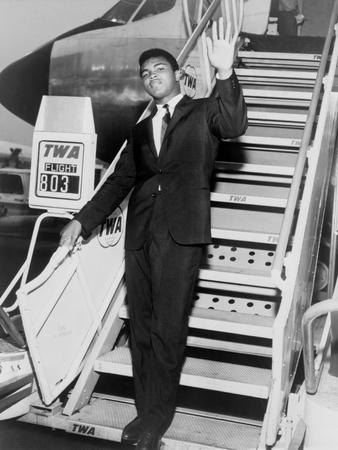 https://imgc.allpostersimages.com/img/posters/muhammad-ali-waves-from-the-steps-of-a-twa-airplane-at-jfk-airport-nyc-1964_u-L-PII4SB0.jpg?artPerspective=n