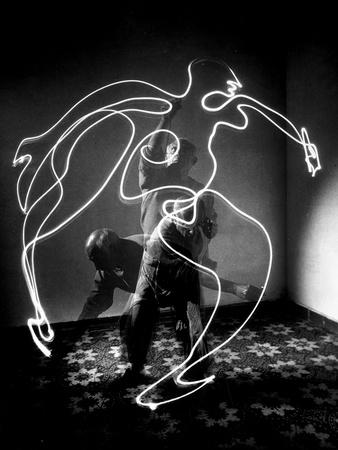 https://imgc.allpostersimages.com/img/posters/multiple-exposure-of-artist-pablo-picasso-using-flashlight-to-make-light-drawing-of-a-figure_u-L-Q1HSZSC0.jpg?artPerspective=n
