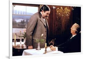 MURDER ON THE ORIENT EXPRESS, 1974 directed by SIDNEY LUMET Albert Finney and Richard Widmark (phot-null-Framed Photo