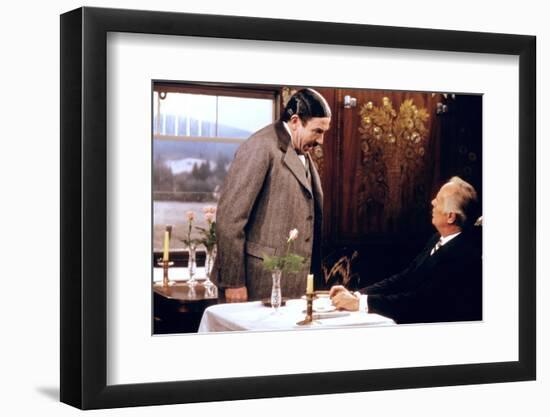 MURDER ON THE ORIENT EXPRESS, 1974 directed by SIDNEY LUMET Albert Finney and Richard Widmark (phot-null-Framed Photo