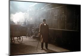 MURDER ON THE ORIENT EXPRESS, 1974 directed by SIDNEY LUMET Albert Finney (photo)-null-Mounted Photo