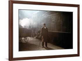 MURDER ON THE ORIENT EXPRESS, 1974 directed by SIDNEY LUMET Albert Finney (photo)-null-Framed Photo