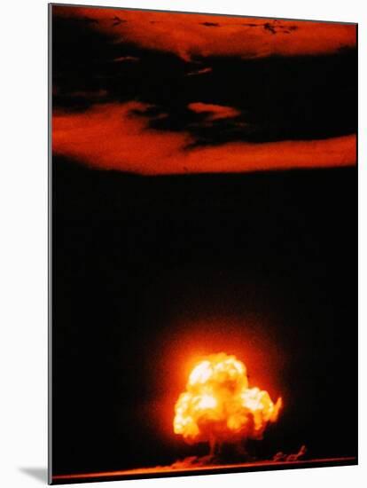 Mushroom Cloud of the Trinity Test, the First Manmade Nuclear Explosion-null-Mounted Photo