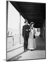 MY DARLING CLEMENTINE, 1946 directed by JOHN FORD Heny Fonda and Cathy Downs (b/w photo)-null-Mounted Photo