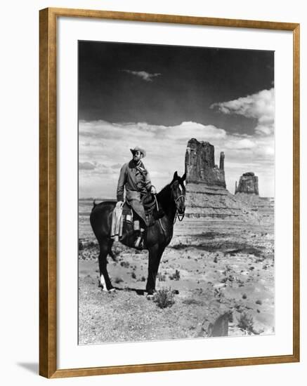 MY DARLING CLEMENTINE, 1946 directed by JOHN FORD Heny Fonda (b/w photo)-null-Framed Photo