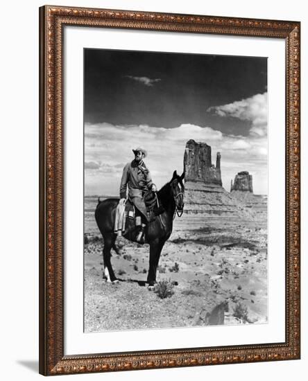 MY DARLING CLEMENTINE, 1946 directed by JOHN FORD Heny Fonda (b/w photo)-null-Framed Photo