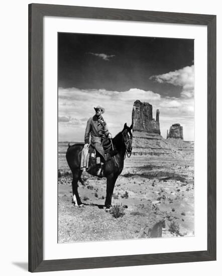 MY DARLING CLEMENTINE, 1946 directed by JOHN FORD Heny Fonda (b/w photo)-null-Framed Photo