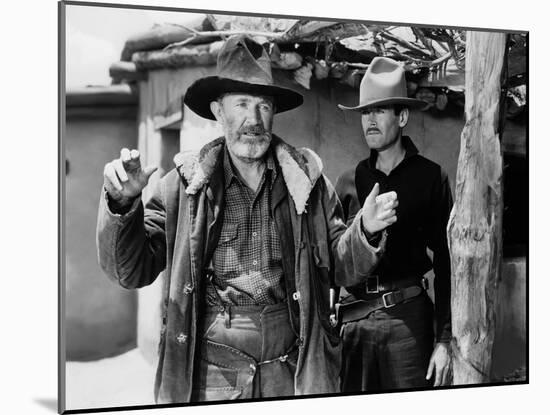 MY DARLING CLEMENTINE, 1946 directed by JOHN FORD Walter Brennan and Heny Fonda (b/w photo)-null-Mounted Photo