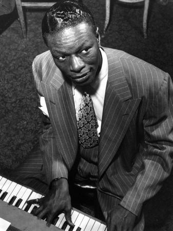 https://imgc.allpostersimages.com/img/posters/nat-cole-playing-piano-in-black-stripe-suit_u-L-Q116RC00.jpg?artPerspective=n