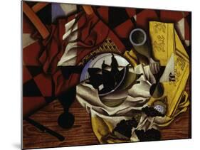 Nature Morte Aux Raisins et Aux Poires (Still Life with Grapes and Pears), 1913-Juan Gris-Mounted Giclee Print