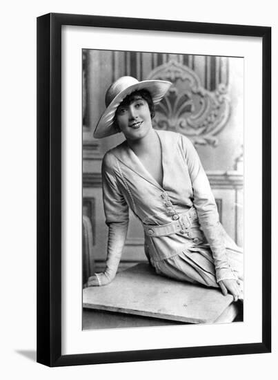 Nellie Taylor, Actress, 1900s-J Beagles & Co-Framed Giclee Print