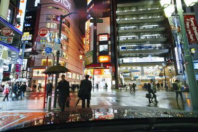 https://imgc.allpostersimages.com/img/posters/neon-lights-on-a-rainy-evening-shinjuku-tokyo-honshu-japan-asia_u-L-PNF0ZP0.jpg?artPerspective=n