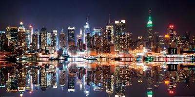 https://imgc.allpostersimages.com/img/posters/new-york-city-skyline-at-night_u-L-F5CO1G0.jpg?artPerspective=n