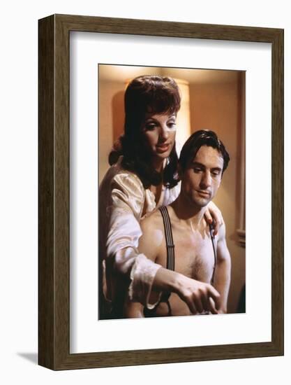 NEW-YORK NEW-YORK, 1980 directed by MARTIN SCORSESE Liza Minnelli and Robert by Niro (photo)-null-Framed Photo