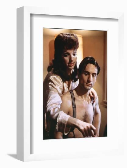 NEW-YORK NEW-YORK, 1980 directed by MARTIN SCORSESE Liza Minnelli and Robert by Niro (photo)-null-Framed Photo