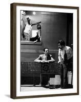 NEW-YORK NEW-YORK, 1980 directed by MARTIN SCORSESE On the set, Robert by Niro and his director Mar-null-Framed Photo