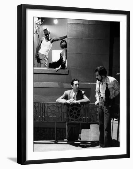 NEW-YORK NEW-YORK, 1980 directed by MARTIN SCORSESE On the set, Robert by Niro and his director Mar-null-Framed Photo