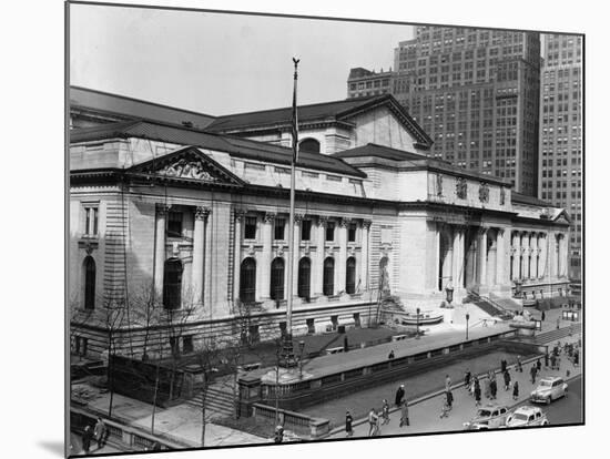 New Yorkers Enjoy a Walk Along Fifth Avenue-null-Mounted Photographic Print